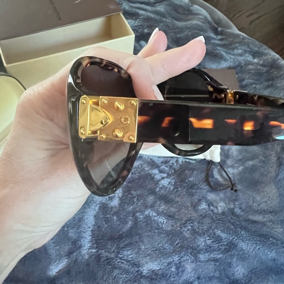 LOUIS VUITTON
Oversized Soupcon Sunglasses Z0255W Dark Tortoise - Picture 2 of 6